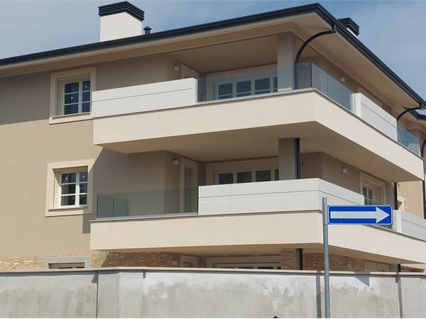 4 LOCALI CON TERRAZZO
