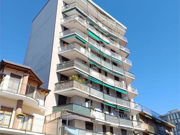 3 LOCALI CON TERRAZZINO