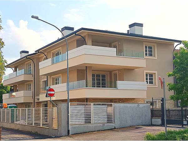 3 LOCALI CON TERRAZZO