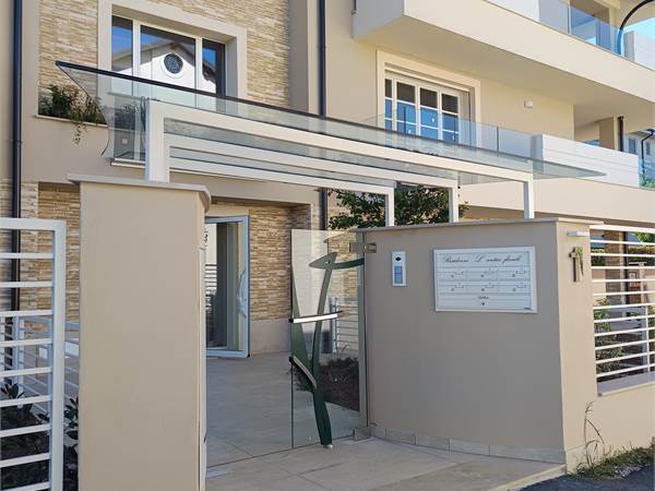 3 LOCALI CON TERRAZZO