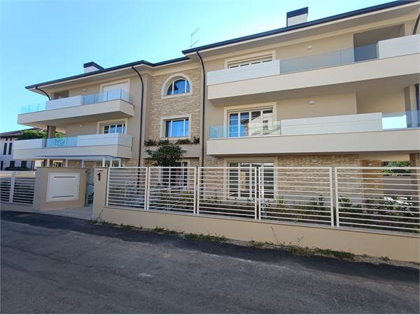 3 LOCALI CON GIARDINO