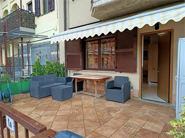 VILLETTA A SCHIERA IN CONTESTO DI CORTE ARREDATO