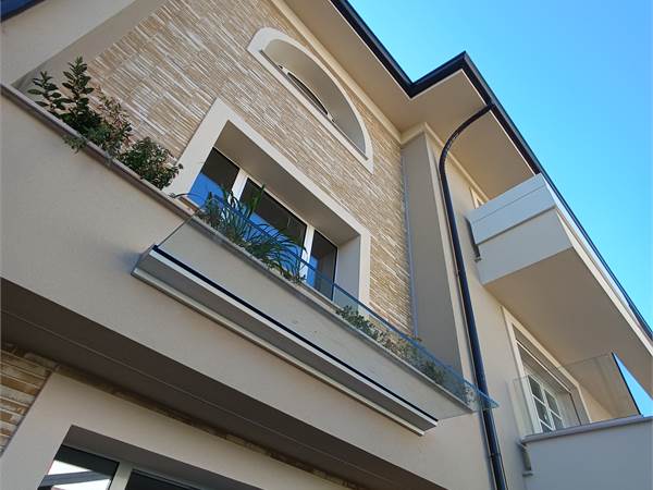 3 LOCALI CON GIARDINO