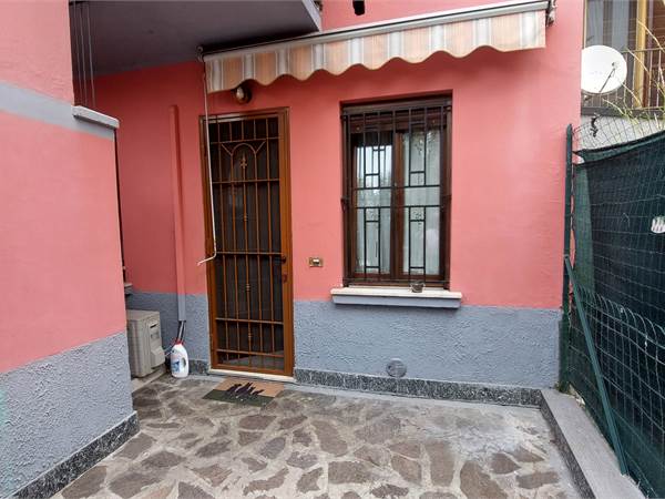 2 LOCALI PARZIALE ARREDATO