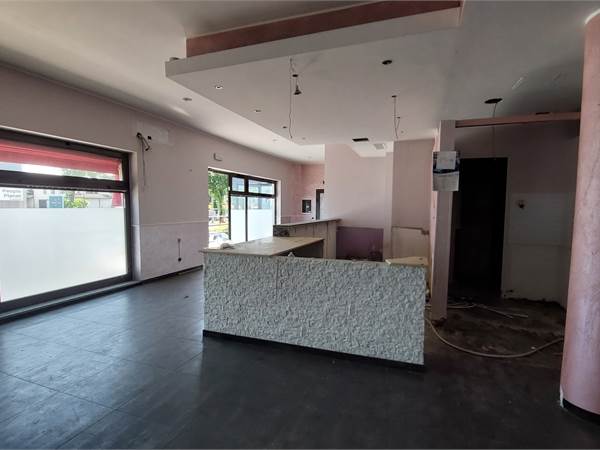 NEGOZIO FRONTE STRADA