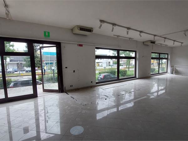 NEGOZIO FRONTE STRADA