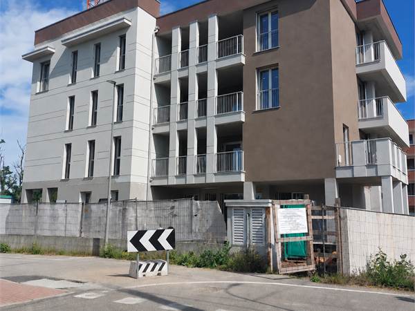 2 LOCALI CON LOGGIATO